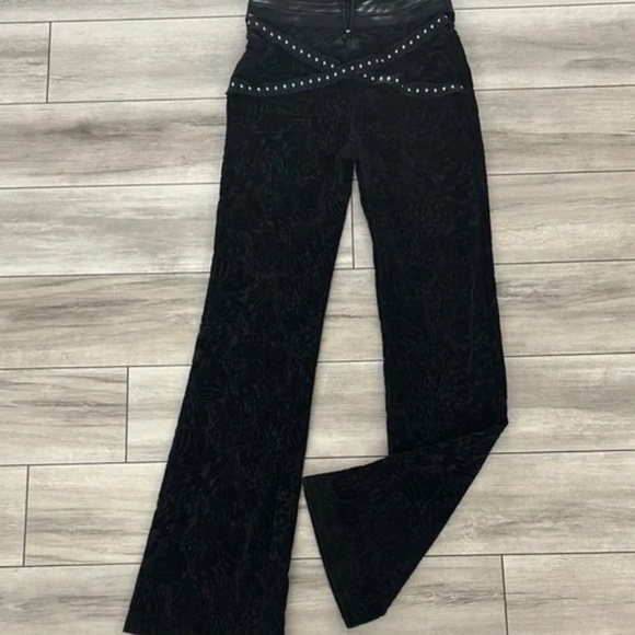 OUTCAST black zip up boot cut leggings with criss cross belted waist size medium - Picture 2 of 9